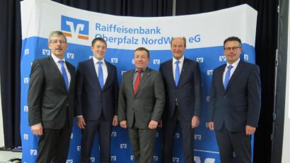 Bild: jzk
Die Raiffeisenvorstände Robert Haubner, Thomas Keck (Erster und Zweiter von links), Joachim Geyer und Herbert Meier (von rechts) bedankten sich bei Fondsmanager Norbert Faller (Bildmitte) für seinen kompetenten Vortrag über einen globalen Aktienfonds.