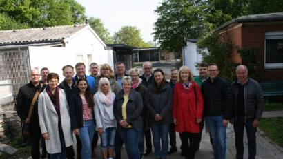 Bild: Peter Schniederjürgen
Von Ahlen lernen? Eine Delegation aus dem Landkreis Amberg-Sulzbach informierte sich im Tierheim Ahlen über die dortigen Neubau-Erfahrungen, insbesondere mit der Systembauweise.