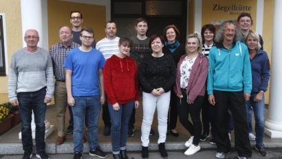 Bild: Hirsch
Hans Bruckner (links) bleibt Vorsitzender der DJK Ettmannsdorf. Mit im Bild die übrigen Vorstandsmitglieder.