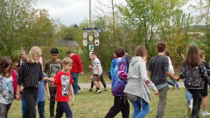 Bild: weu
Mittelschüler und Arbeiter der Naab-Werkstätten wagten gemeinsam einen Frühlingstanz. Schließlich kennt sich: Die Jugendlichen schauen jede Woche in den Abteilungen der Oberviechtacher Werkstätte im Industriegebiet West vorbei.