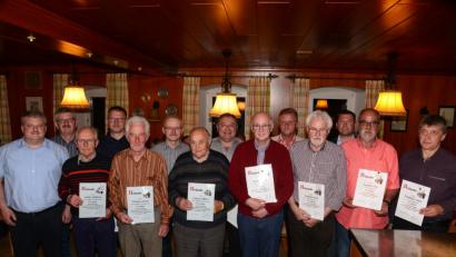 Bild: bey
Vorsitzender Herbert Lorenz (links) ehrt die langjährigen Mitglieder Walter Sollfrank, Eberhard Jentsch (beide 50 Jahre), Ludwig Gillitzer (40 Jahre), Reinhard Karl, Richard Riedl, Reinhard Karl, Reinhold Schulz (30 Jahre, vordere Reihe von links), hintere Reihe von links Johannes Voit (30 Jahre), Josef Friedl, Harald Kraus, Josef Preßl (10 Jahre) sowie Josef Gallitzendörfer und Rainer Rewitzer (20 Jahre).