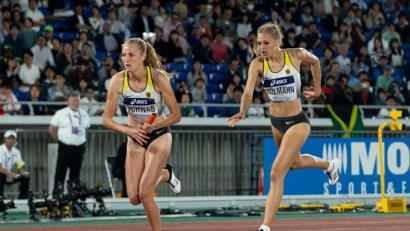 Bild: Dirk Reps
Luna Bulmahn (rechts) übergibt den Staffelstab an Corinna Schwab. Letztere wurde mit der deutschen 4x400-Meter-Mixed-Staffel in Japan Siebte.