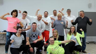 Bild: bgm
BRK und Wasserwacht präsentieren sich beim Tag der offenen Tür am 19. Mai als fitte Truppe. Mit Fitnesscoach Markus Maier (Vierter von links) haben die Ehrenamtlichen eine Show-Einlage einstudiert.