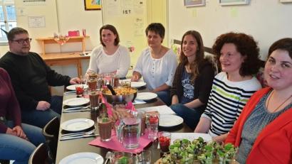 Bild: jzk
Tanja Franz (an der Stirnseite sitzend) überzeugt die Kursteilnehmer um Mittendrin-Leiterin Jessika Wöhrl-Neuber (links) beim veganen Kochabend von ihren Rezepten.