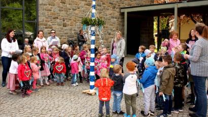 Bild: R. Kreuzer
Spiele und Tänze auf dem Kirchplatz sind viel Unterhaltung für die Kinder des Kinderhauses Maria Waldrast.