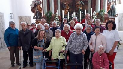Bild: ow
Viele interessante Geschichten erzählte die Synodalin Käthe Pühl (zweite Reihe links) den Gästen vom „Café Zeitlos“ bei einer Führung in der Neustädter Dreieinigkeitskirche.