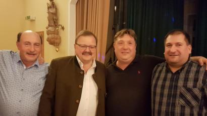 Bild: rdh
Zum 40.Geburtstag konnte Christoph Weigl (Zweiter von rechts) auch die Glückwünsche von Roland Heldwein (rechts) sowie Engelbert Träger und Bürgermeister Alfred Stier (von links) entgegennehmen.