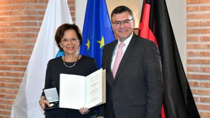 Bild:  Bayerische Staatskanzlei/Rolf Poss
Europaminister Florian Herrmann ehrt seine Vorgängerin Emilia Müller mit der bayerischen Europa-Medaille.