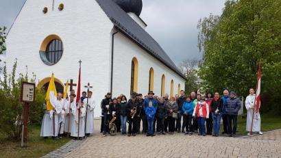 Bild: hzi
Die Thurndorfer Bittgänger und die Ministranten werden von den Bläsern der Feuerwehrkapelle Thurndorf musikalisch begleitet.