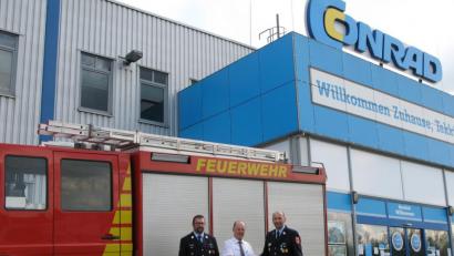 Bild: slh
Kommandant Christian Demleitner (rechts) und sein Stellvertreter Thomas Schwarz (links) bedankten sich im Namen der Feuerwehr Oberköblitz für die großzügige Sachspende beim Roland Riedlbauer, dem Leiter der Wernberger Conrad Filiale .