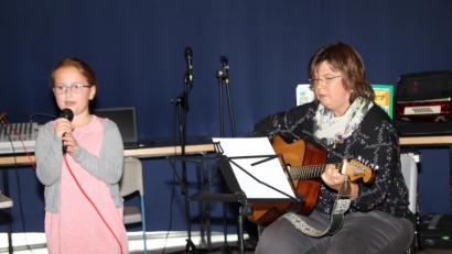 Bild: ads
Von Musik-Koordinatorin Sabine Weiß (rechts) gab es für die Gesangsbeiträge der Kinder teilweise noch instrumentale Unterstützung – wie hier für Rosalie Meier aus der zweiten Klasse.