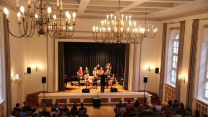 Bild: kmo
Gleich zwei Mal gab es an diesem Wochenende ein musikalisches Frühlingserwachen bei den Dr.-Johanna-Decker-Schulen in Amberg. Freitag und Sonntag begeisterten die Schülerinnen mit ihren musikalischen Werken Eltern, Lehrer, Mitschüler und Freunde.