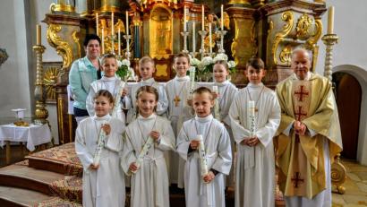 Bild: fdl
Acht Kinder feiern in der Pfarrkirche St. Michael zusammen mit Pfarrer Hans-Peter Bergmann und Gemeindereferentin Barbara Schlosser ihre Erstkommunion.