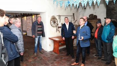 Bild: njn
Einen Überblick über die Maßnahmen im Rahmen des Städtebaus gaben Bürgermeister Hans Donko (vierter von rechts) und Bauamtsleiter Dieter Döppl (fünfter von rechts).