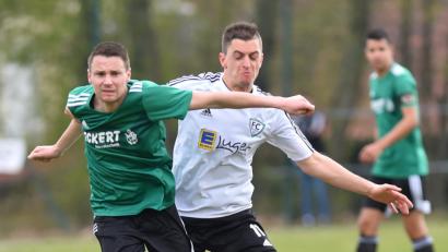 Bild: Alfred Schwarzmeier
Wernbergs Spielertrainer Christian Most (links) setzt sich hier gegen Manuel Löffelmann vom FC OVI-Teunz durch. Der FC Wernberg hat auf der Zielgeraden Meisterschaft und Relegation noch verspielt. Dennoch verweist Most auch auf positive Dinge.