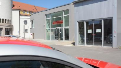 Bild: Gabi Schönberger
Eigentlich sollten die Patienten bequem und schnell die Bereitschaftspraxis im Klinikum Weiden über einen eigenen Zugang (rechts) neben der neuen Notaufnahme in der Söllnerstraße erreichen. Doch brandschutztechnische Gründe lassen dies an dem neuen Gebäude nicht zu.