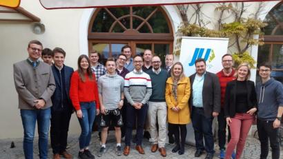 Bild: tne
Florian Füger (Neunter von links) ist der neue Kreisvorsitzende der Amberger Jungen Union. Er tritt die Nachfolge von Tobias Neudecker (Vierter von rechts) an, der dem Vorstand als einer von vier Stellvertretern aber erhalten bleibt. Das Foto zeigt die komplette Führungsmannschaft und eine lebensgroße Pappfigur von Manfred Weber (Sechster von rechts), dem Spitzenkandidaten der CSU bei den bevorstehenden Europawahlen.