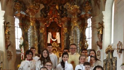 Bild: twg
Die Erstkommunionkinder der Pfarrei Pullenreuth mit Pfarrer Josef Waleszczuk.