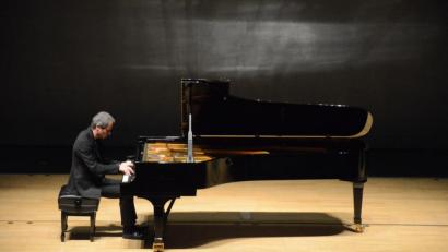 Bild: Kunz
Der renommierte Pianist Piotr Anderszewski stemmt Beethovens Opus Magnum auf die Bühne. Der Zufall arrangiert eine Parallele zur Aufführung von Bachs Goldberg-Variatonen vor drei Monaten.