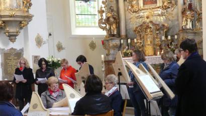 Bild: rn
Der Katholische Frauenbund und zahlreiche Gläubige feiern eine Maiandacht in der Maria-Hilf-Bergkirche.