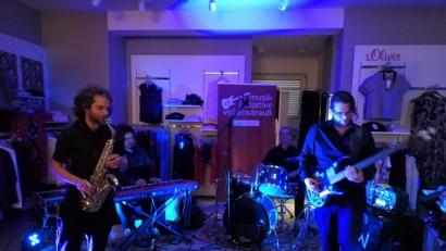 Bild: ens
Die Bayreuther Band Worb ist zu Gast im TSzwo. Die Musiker überzeugen das Publikum von "Live im Laden" mit "Live-Elektro".