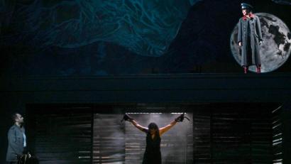 Bild: Juliane Zitzlsperger
Kriegerische Atmosphäre herrscht in Matthias Reichwalds „Freischütz“-Inszenierung am Theater Regensburg: Der Jägerbursche Max (Deniz Yilmaz), der Jägerbursche Kaspar (Seymur Karimov) und der Schwarze Jäger Samiel (Andine Pfrepper) in der Wolfsschlucht.