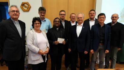 Bild: ct
Pfarrgemeinderat und Kirchenchor übergaben beim Pfarrfamilienabend auch Spenden (von links): Diakon Dieter Gerstacker, Kindergartenleiterin Sonja Schnellinger, Ministrantenbetreuer Werner Rieger, Pfarrvikar Hruday Madanu, Norbert Klier, Werner Prechtl, Chorleiter Heinz Krob, Bürgermeister Hans-Martin Schertl, Markus Graf und Hermann Klier.