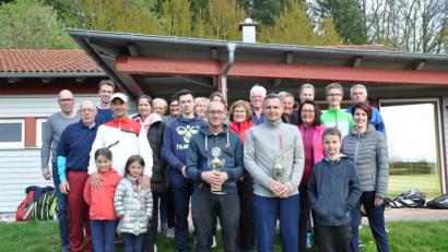 Bild: bey
Mit einem vereinsinternen Turnier eröffnet die Tennisgemeinschaft Parkstein die Saison 2019. Martin Ströhl und Thomas Wolf sichern sich den Sieg.