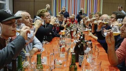 Bild: Wilhelm Koch
An diesem Abend haben die meisten ihr Bier sicher ganz anders getrunken, als sie das sonst tun. Und natürlich auch ganz anderes Bier.