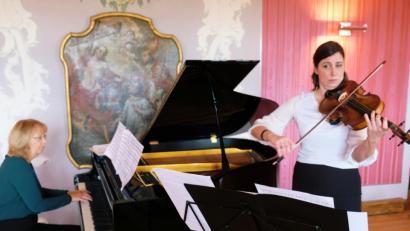 Bild: do
Mit perfektter Koordination und rhythmischen Raffinessen glänzten beim Muttertagskonzert in Speinshart zum Programmthema "Von Spanien nach Lateinamerika" Marina Palmer Wulff am Klavier und Maria Frances Pena (Viola).