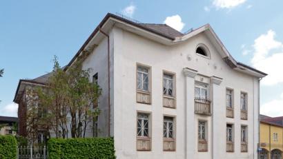 Bild: tr
Der Antragsteller will in die ehemalige Hutschenreuther-Verwaltungsdirektion in Tirschenreuth investieren. Nach der Revitalisierung ist dort ein Büro- und Wohngebäude geplant.