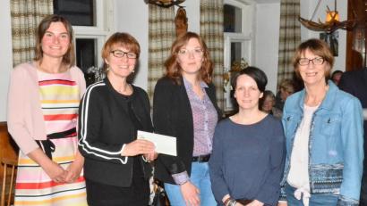 Bild: fjo
AWO-Kreisvorsitzende Karin Gesierich (Zweite von links) überreicht den beiden Leiterinnen, Julia Wittmann (Dritte von links) und Sabrina Wölfl (Vierte von lnks), Spenden für die Nachwuchsgruppen, wofür auch Ortsvorsitzende Andrea Grötsch (links) und Bürgermeisterin Margit Kirzinger Danke sagen.