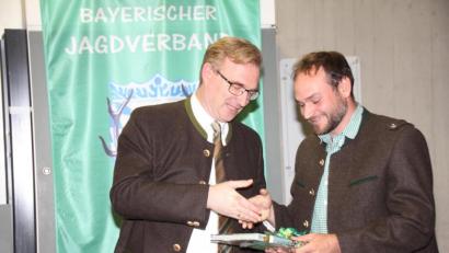 Bild: frd
BJV-Kreisvorsitzender Alexander Flierl (links) dankte Forstoberinspektor Fabian Pscheidt, Revierleiter des Amtes für Ernährung, Landwirtschaft und Forsten Schwandorf für seinen informativen Vortrag.
