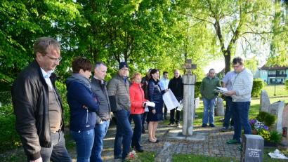 Bild: bey
Bei den Urnengräbern diskutieren die Marktgemeinderatsmitglieder mit Bürgermeisterin Tanja Schiffmann über die Einhaltung der Vorgaben für die Gestaltung der Grabstätten, insbesondere auch darüber, ob die Mitarbeiter des gemeindlichen Bauhofes über die Pflanzringe hinausragenden Grabschmuck beseitigen sollen.