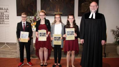 Bild: wro
Anton Pietruschka, Celine Groß, Luisa Fladerer und Amanda Korp (von links) feierten am Sonntag Konfirmation. Den Festgottesdienst in der evangelischen Auferstehungskirche gestaltete Pfarrer Martin Schlenk.