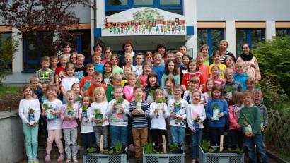 Bild: exb
Mit Eifer und Spaß gehen die Grundschüler ans Werk. Was sie eigenhändig gepflanzt haben wird dann vor den Pfingstferien geerntet. Alle freuen sich schon auf das leckere Gemüsegericht, das daraus zubereitet wird.