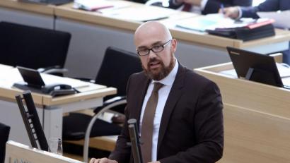 Bild: Peter Förster/dpa
Der AfD-Abgeordnete Hans-Thomas Tillschneider spricht am 01.09.2016 in Magdeburg (Sachsen-Anhalt) bei einer Sitzung des Landtags.