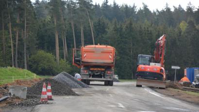 Bild: jr
Begonnen haben die Ausbauarbeiten an der TIR 14. Die Strecke zwischen Preisdorf und Pechbrunn ist derzeit komplett gesperrt. Bis Ende Juni sollen die Ausbauarbeiten abgeschlossen sein.