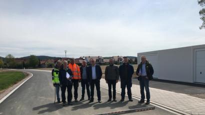 Bild: exb/Firma Markgraf
Bürgermeister Richard Tischler (Fünfter von links) bedankte sich bei der Abnahme bei allen beteiligten Firmen und Fachstellen für den reibungslosen Ablauf sowie die termingerechte Fertigstellung.