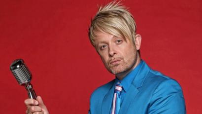 Bild: agentur_dpa
Das in Braunschweig sitzende Management von Ross Antony (Bild) hat den Auftritt in Amberg abgesagt. Grund ist ein schon länger ausgemachtes Engagement in Ammerthal.