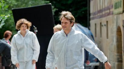 Bild: Daniel Karmann/dpa
Die Schauspieler Fabian Hinrichs (r) in der Rolle des Hauptkommissars Felix Voss und Eli Wasserscheid in der Rolle der Kommissarin Wanda Goldwasser (l) bei Dreharbeiten für den zweiten Franken-Tatort.