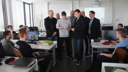 Bild: wro
Die Schüler Michael Kraus und Giuseppe Mandolfo (von links, vorne in der Mitte) erklären den Pädagogen am Beruflichen Schulzentrum, Wolfgang Eckstein, Hartmut Seidler, Hermann Körner, Wolfgang Hecht und Martin Zithier, die einzelnen Funktionen am neuen Tablet-PC.