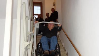Bild: tra
Inklusionsbeauftragter Josef Leikam führte beim Wittelsbacher Saal den vorhandenen Treppenlift vor.