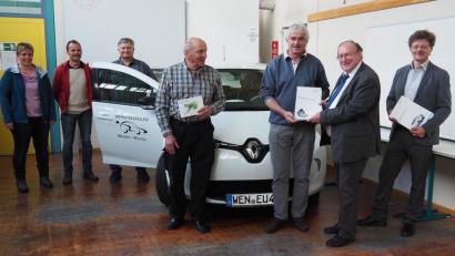 Bild: Bühner
Wolfgang Pröls vom Autohaus Pröls in Vohenstrauß (Fünfter von links)) übergab an Berufsschuldirektor Josef Weilhammer (Sechster von links)
 Magnettafel und lizenzgeschützte technischen Unterlagen. Mit dabei Beruffsschullehrer Fritz Herrmann und
der stellvertetende Schulleiter Thomas Neumann (Vierter und Siebter von links)) sowie ihre Kollegen der KFZ-Abteilung