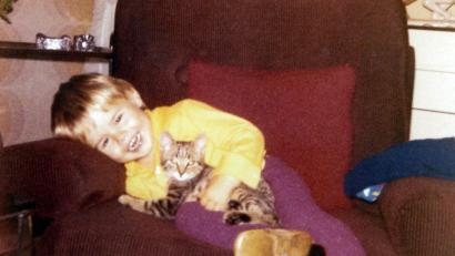Bild: za
Ein Kind der 70er Jahre und sein Haustier "Peter". Unser Autor musste lernen, dass Katzen nicht ewig leben.