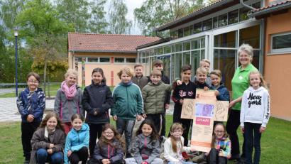 Bild: bnr
Die Erstkommunionkinder der Pfarrei Oberköblitz spendeten 500 Euro an die Kinderkrebshilfe.Dritte Vorsitzende Gunda Hagn nahm die Spende dankbar entgegen.