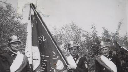 Bild: wmi
Die Fahne bekam 1952 ihren kirchlichen Segen und steht seitdem stolze 67 Jahre im Dienste der Schlammersdorfer Wehr. Die Fahnenabordnung bei der Weihe bestand damals aus Josef Lautner aus Menzlas, Schmid Adolf aus Schlammersdorf und Eduard Pittner aus Ernstfeld (von rechts).
