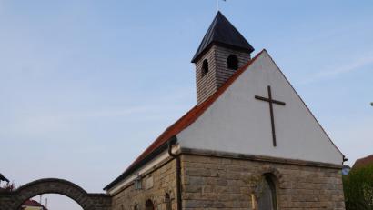 Bild: weu
Die Kapelle in Fuchsberg ist ein Schmuckstück des Dorfes. Mit einem feierlichen Gottesdienst, den Pfarrer Herbert Rösl zelebrierte, eröffnete Vorsitzender Ulrich Wohlgemuth die Jahreshauptversammlung des Kapellenbauvereins.