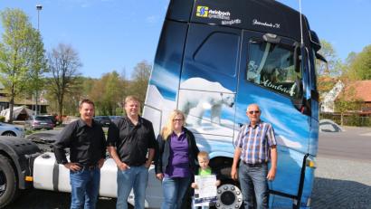 Bild: bsc
Zu den letzten Vorbereitungen fürs zweite Trucker-Fest des Vereins „Bäärenbande“ am kommenden Wochenende gehörten die Festlegung der Stellplätze und die Aufgabenverteilung für die vielen Helfer und Unterstützer. Andreas Nebel, Dorsten Schmitt und Jacqueline Pfaff (von links) dankten dabei Hans Lenk (rechts), der das Fest der PS-Boliden begleitet.