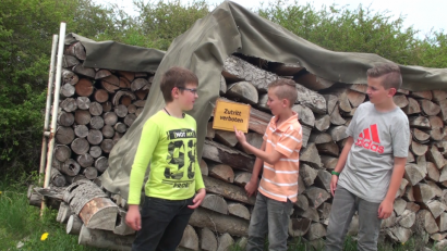 Bild: exb
Kleiner Gag und Szene aus dem Riedener Festival-Beitrag: Tim, Bastian und Niklas warten auf einen vierten Mann – schließlich verbietet das Schild, das Gelände „zu dritt“ zu betreten.